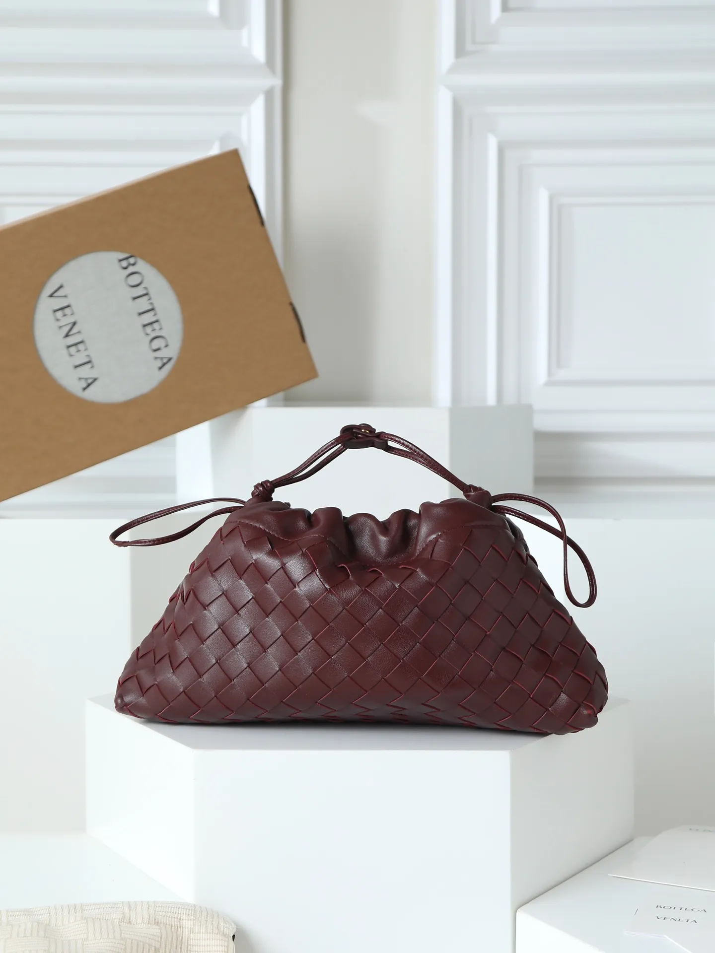 p1600. BOTTEGA VENETA 2025 new women's Dustbag Notte clutch. Dustbag, which has been very popular since its launch, has a chain clause! ! The hand-carrying method is reminiscent of the classic bag type Pouch , light and elegant, the retained drawstring design can be used as a bag, and the chain is longer, which is very suitable for sisters who like to carry their hands cross-body with their hands free. No matter which way you carry it, you can change the way you carry it according to the occasion and your mood of the day, which can make the overall outfit more fashionable🪄🪄The body of the bag has also been widened. It is the rainy season and the weather is hot, so it can easily accommodate small umbrellas and water bottles. The interior is made of nylon, which is light and comfortable to carry, and is very suitable for summer use. Style number: 839394 Size: 33*19*8cm